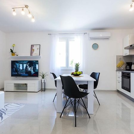 Petra Modern Apartment With Free Parking And Bbq Zara Esterno foto