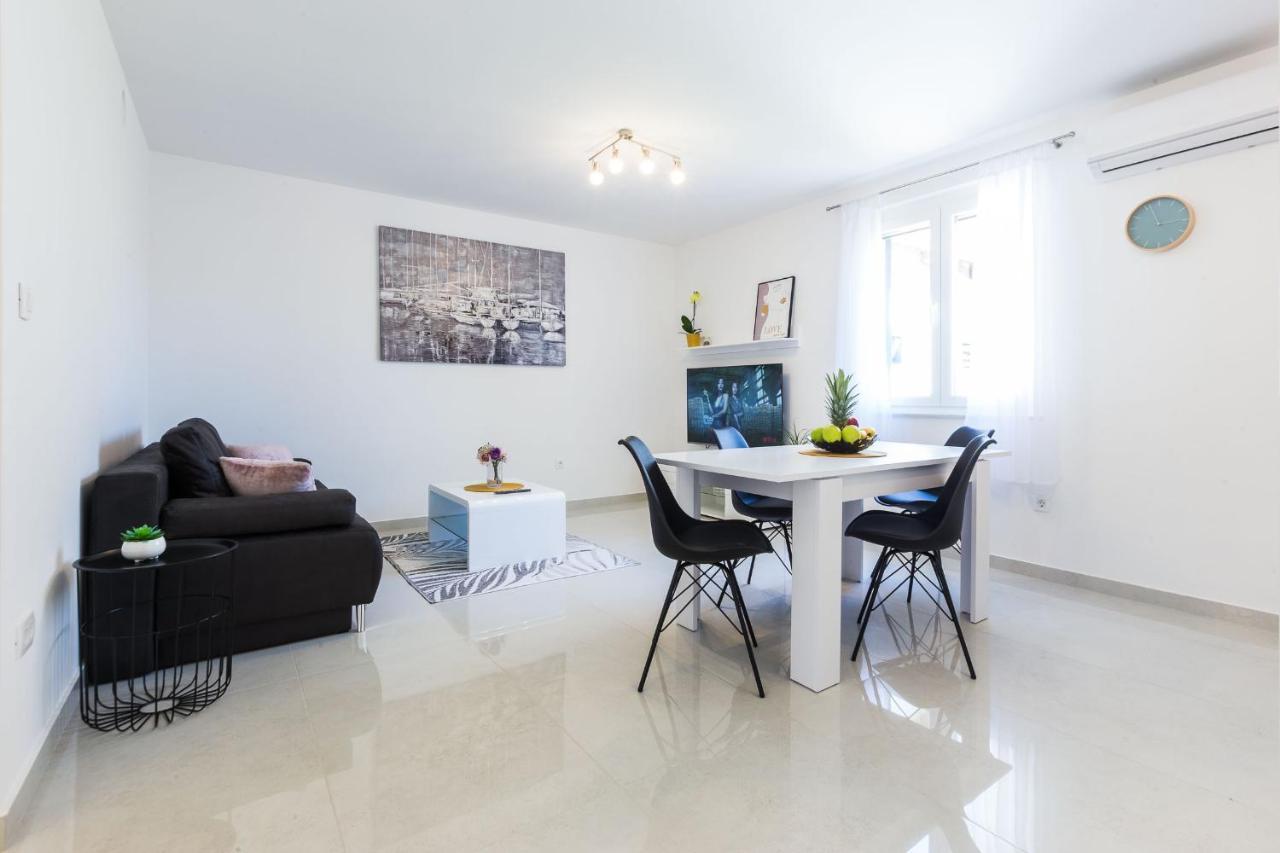 Petra Modern Apartment With Free Parking And Bbq Zara Esterno foto