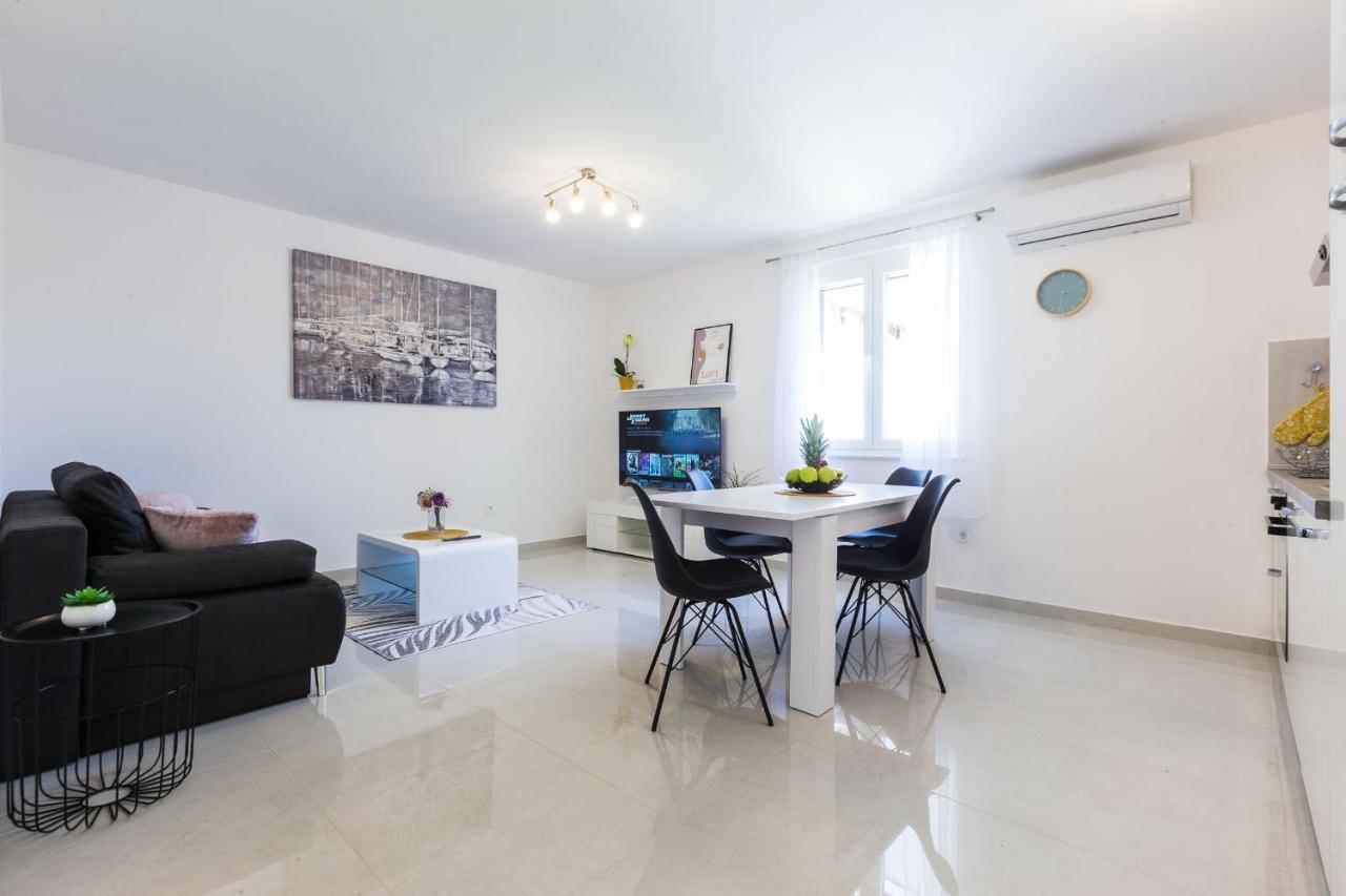 Petra Modern Apartment With Free Parking And Bbq Zara Esterno foto