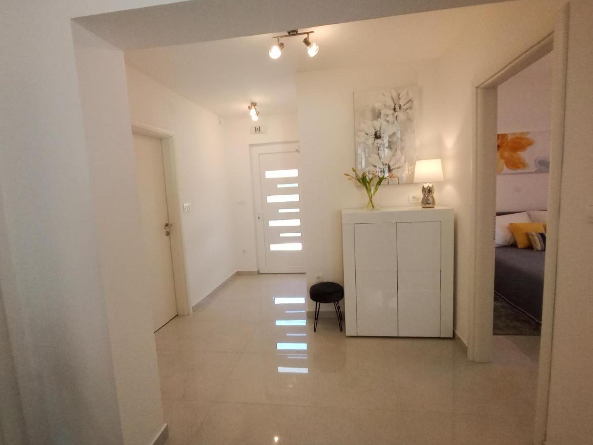 Petra Modern Apartment With Free Parking And Bbq Zara Esterno foto